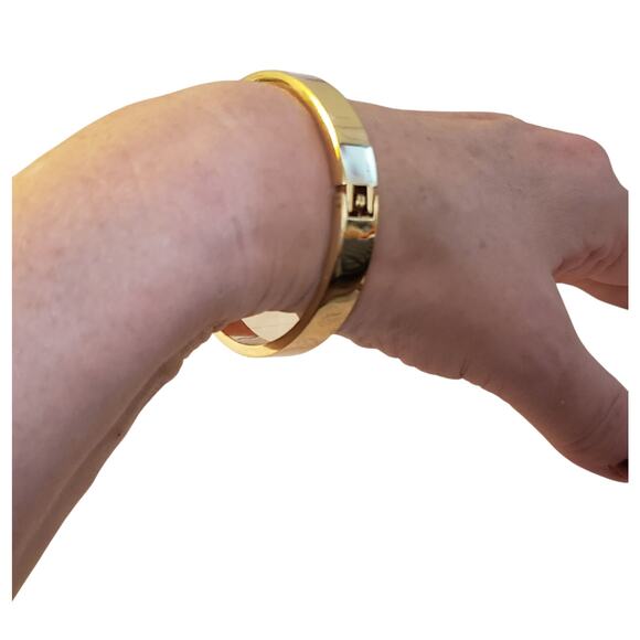 Vintage Baubler & Stila Bracelet – Gold Oval Bangle Magnetic Clasp 6.5–7.5” Fit - Picture 1 of 10